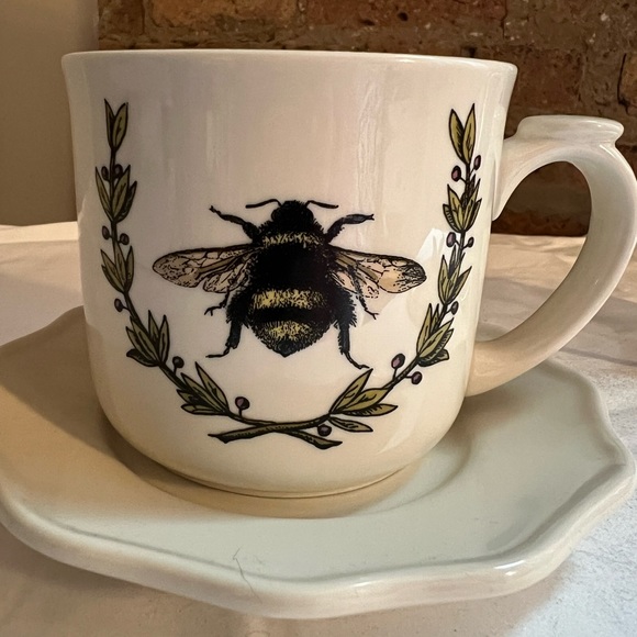 Darling bee teacup, saucer & strainer. - Picture 4 of 6